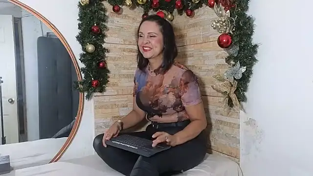 Amadamilf1980 online show from December 5, 8:50 pm