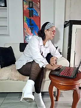 Snapshot of Amadamilf1980 chatting on September 18, 8:01 pm Amadamilf1980 online show from September 18, 8:01 pm