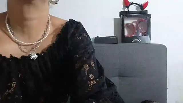 Snapshot of Amadamilf1980 chatting on October 16, 8:17 pm Amadamilf1980 online show from October 16, 8:17 pm