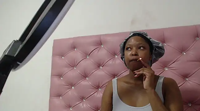 Snapshot of Seductive_Onicahh chatting on March 18, 5:23 pm Seductive Onicahh online show from March 18, 5:23 pm