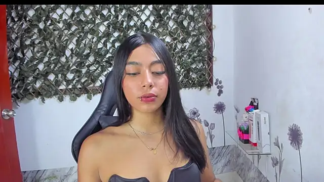 Sarahbrowm  online show from November 22, 7:13 pm