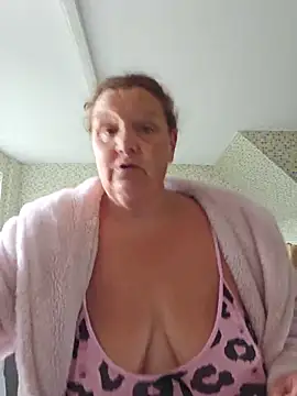 MissQueenBeex online show from June 7, 8:30 am