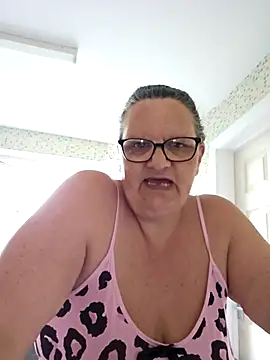 MissQueenBeex online show from April 19, 5:47 pm