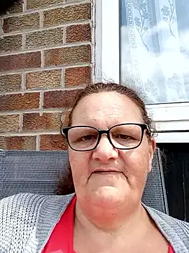MissQueenBeex online show from June 8, 1:00 pm
