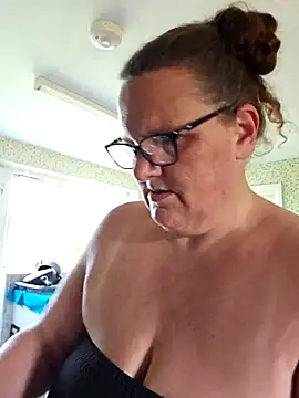 MissQueenBeex online show from May 1, 3:50 pm
