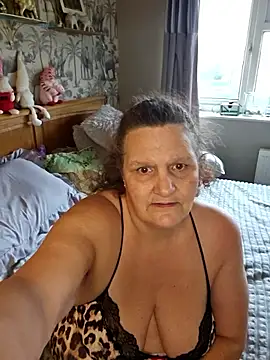 MissQueenBeex online show from December 15, 12:00 pm