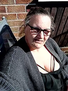 MissQueenBeex online show from April 18, 2:30 pm