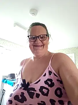 MissQueenBeex online show from April 19, 6:10 pm