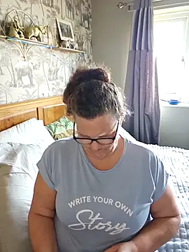 MissQueenBeex online show from February 24, 1:56 pm