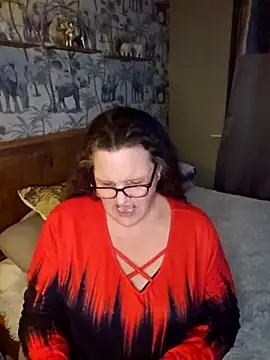 MissQueenBeex online show from April 4, 8:15 pm