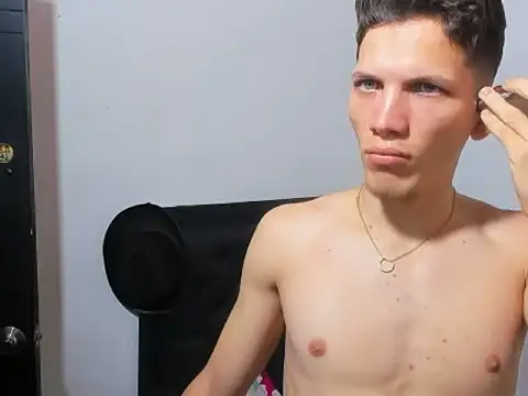 Snapshot of kevinkewman chatting on December 3, 10:36 am kevinkewman online show from December 3, 10:36 am