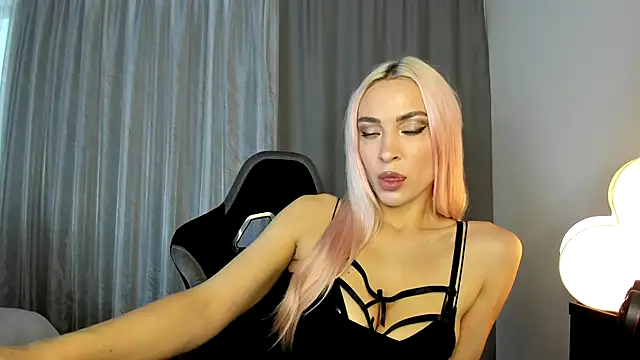 Snapshot of _Miss_Valentina_ chatting on November 8, 9:13 am Miss Valentina online show from November 8, 9:13 am