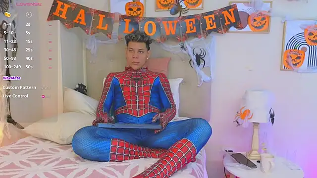 Snapshot of Almiboys chatting on October 29, 8:41 pm Almiboys online show from October 29, 8:41 pm