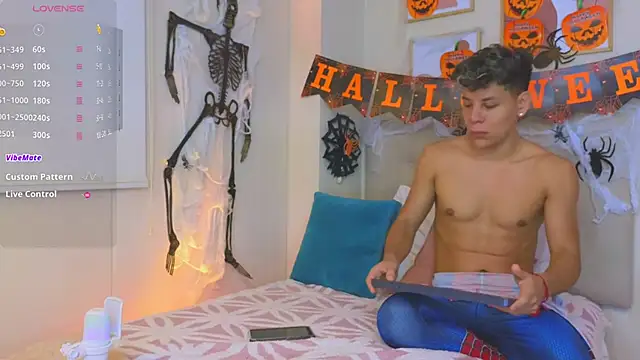 Snapshot of Almiboys chatting on October 30, 11:45 pm Almiboys online show from October 30, 11:45 pm