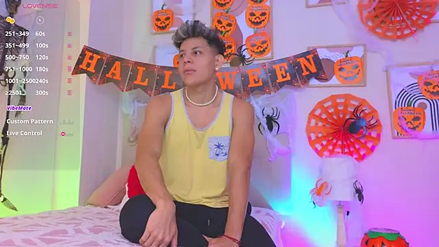 Snapshot of Almiboys chatting on October 27, 1:28 am Almiboys online show from October 27, 1:28 am