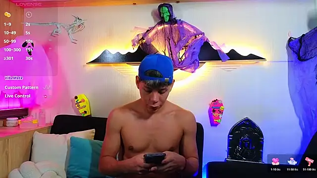 Snapshot of Almiboys chatting on November 3, 12:16 am Almiboys online show from November 3, 12:16 am