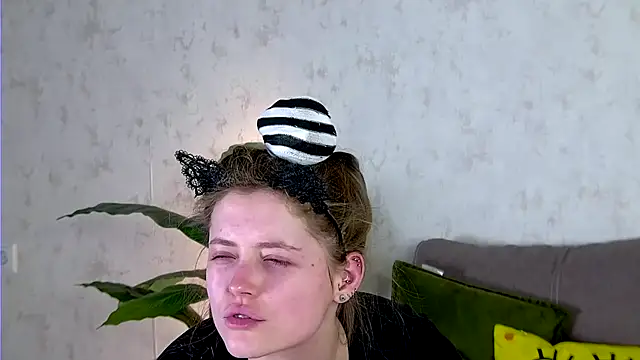 Snapshot of AshleyD_ chatting on October 18, 3:19 am AshleyD online show from October 18, 3:19 am