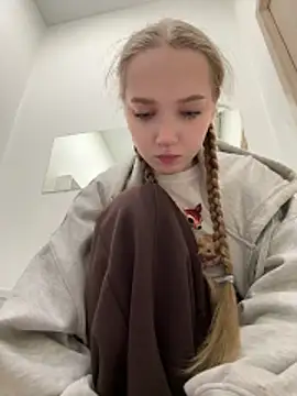 bambi lu online show from March 25, 6:40 pm