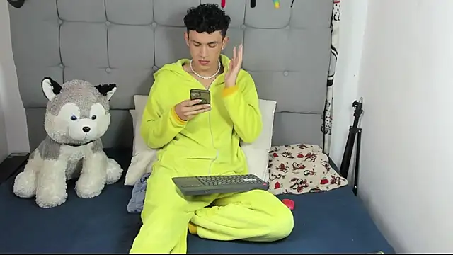 jeims hotboy online show from October 12, 8:05 am