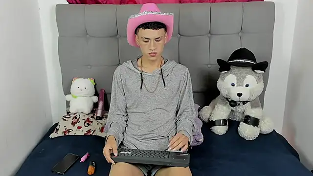 Snapshot of jeims_hotboy chatting on July 4, 12:32 pm jeims hotboy online show from July 4, 12:32 pm