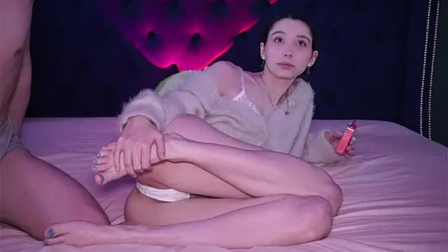 NanamiLovesTomoe online show from December 14, 7:14 am