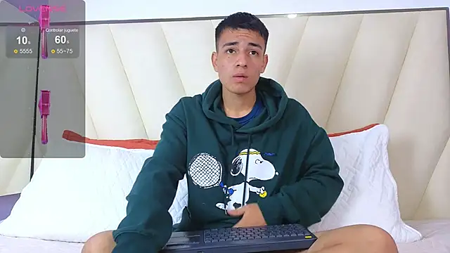 Snapshot of Hotboy21_ chatting on October 17, 3:54 am Hotboy21 online show from October 17, 3:54 am