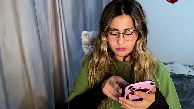 Snapshot of emma__bell_ chatting on November 14, 11:41 pm emma bell online show from November 14, 11:41 pm