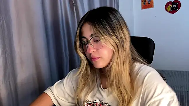 Snapshot of emma__bell_ chatting on November 10, 10:26 pm emma bell online show from November 10, 10:26 pm