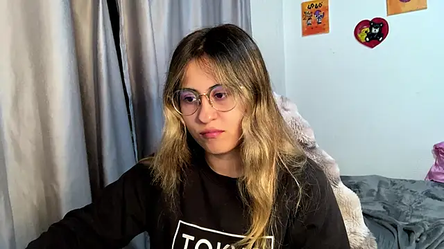 Snapshot of emma__bell_ chatting on November 13, 11:52 pm emma bell online show from November 13, 11:52 pm