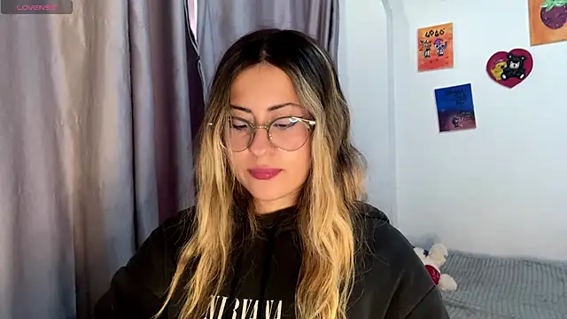 Snapshot of emma__bell_ chatting on October 21, 3:22 pm emma bell online show from October 21, 3:22 pm