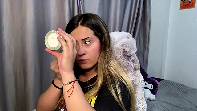 Snapshot of emma__bell_ chatting on November 9, 10:25 pm emma bell online show from November 9, 10:25 pm