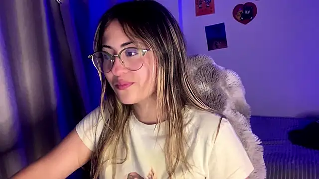 Snapshot of emma__bell_ chatting on October 23, 10:52 pm emma bell online show from October 23, 10:52 pm