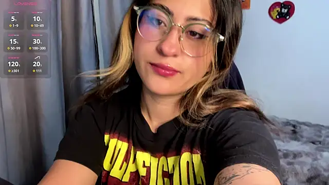Snapshot of emma__bell_ chatting on October 1, 10:46 pm emma bell online show from October 1, 10:46 pm