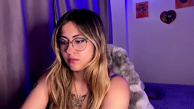 Snapshot of emma__bell_ chatting on October 29, 9:03 pm emma bell online show from October 29, 9:03 pm