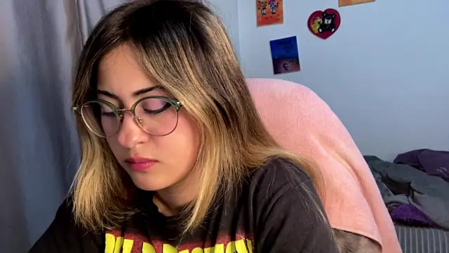 Snapshot of emma__bell_ chatting on October 24, 10:09 pm emma bell online show from October 24, 10:09 pm