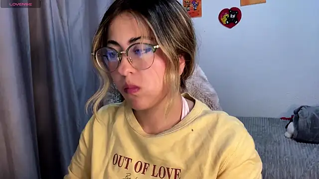 Snapshot of emma__bell_ chatting on November 3, 10:57 pm emma bell online show from November 3, 10:57 pm