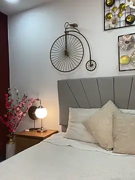 im eli1 online show from March 6, 8:15 pm