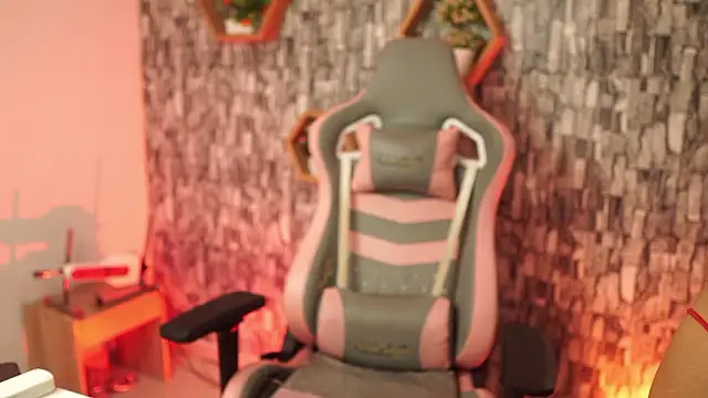 bonniie 98  online show from February 27, 8:30 pm