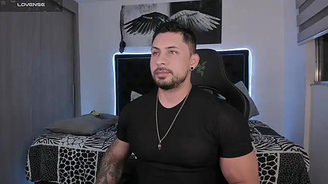 Snapshot of santi_aesthetic chatting on June 4, 2:05 am santi aesthetic online show from June 4, 2:05 am
