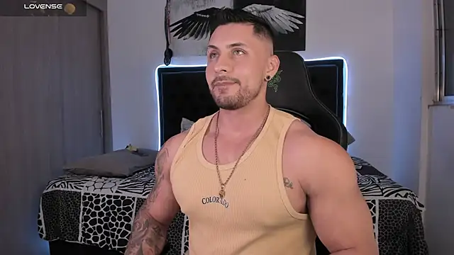 Snapshot of santi_aesthetic chatting on June 5, 6:52 am santi aesthetic online show from June 5, 6:52 am