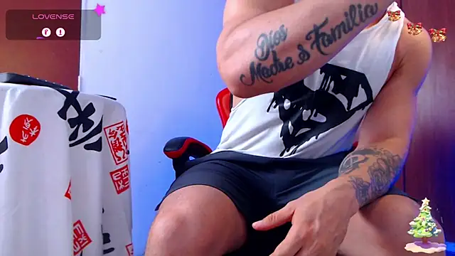 Snapshot of pirata_fitness chatting on December 3, 3:33 pm pirata fitness online show from December 3, 3:33 pm