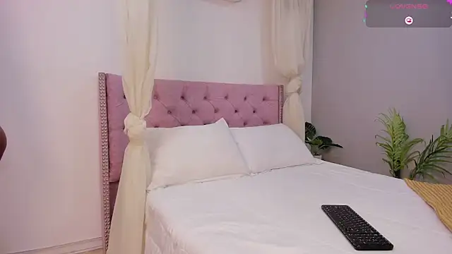 MelanieMiller  online show from November 11, 5:35 am