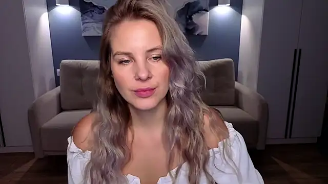 MelanieBennett online show from November 16, 8:30 am