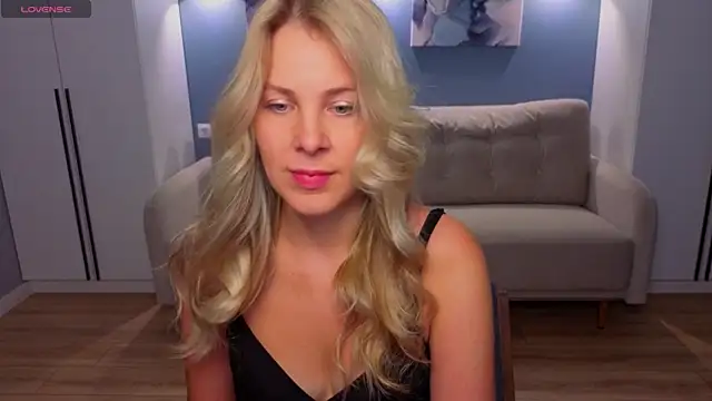 MelanieBennett online show from June 17, 7:19 am