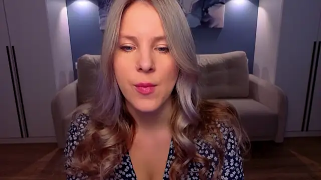 MelanieBennett online show from March 30, 8:05 am