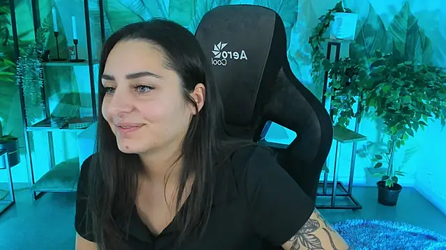 Snapshot of ValeriiMills chatting on December 16, 2:32 pm ValeriiMills online show from December 16, 2:32 pm