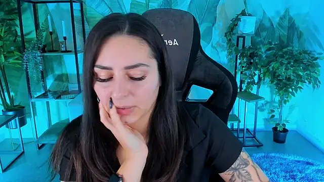 ValeriiMills online show from December 18, 2:43 pm