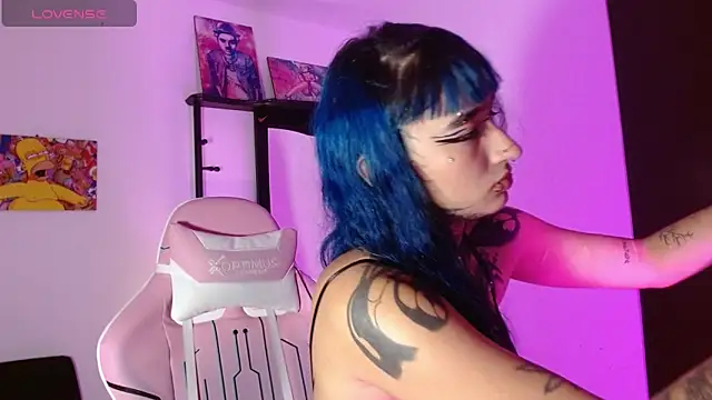 Snapshot of SharaRoss1 chatting on November 12, 3:32 am SharaRoss1 online show from November 12, 3:32 am