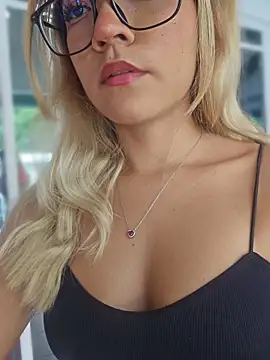 Pretty roxxyy online show from April 24, 12:07 pm