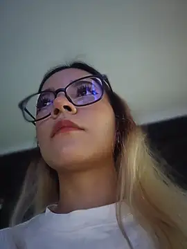 Pretty roxxyy online show from April 12, 11:35 am